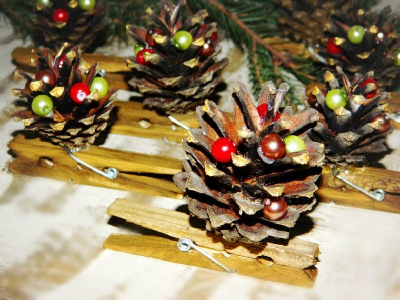 12 esempi di decorazioni natalizie con le pigne