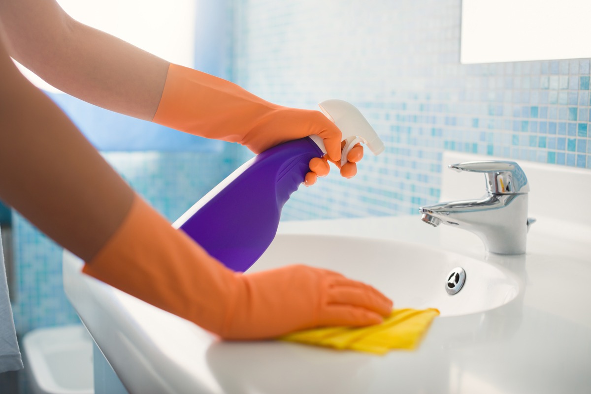 come-pulire-il-bagno-in-5-minuti-05