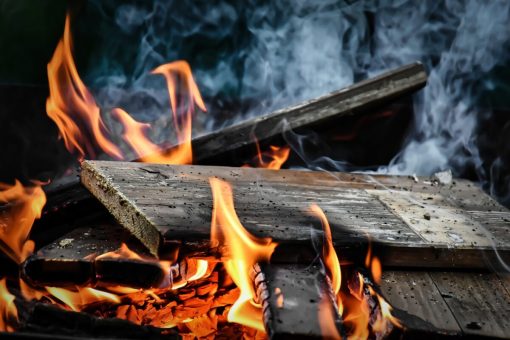Come togliere le macchie di fumo da mobili, muro e divani