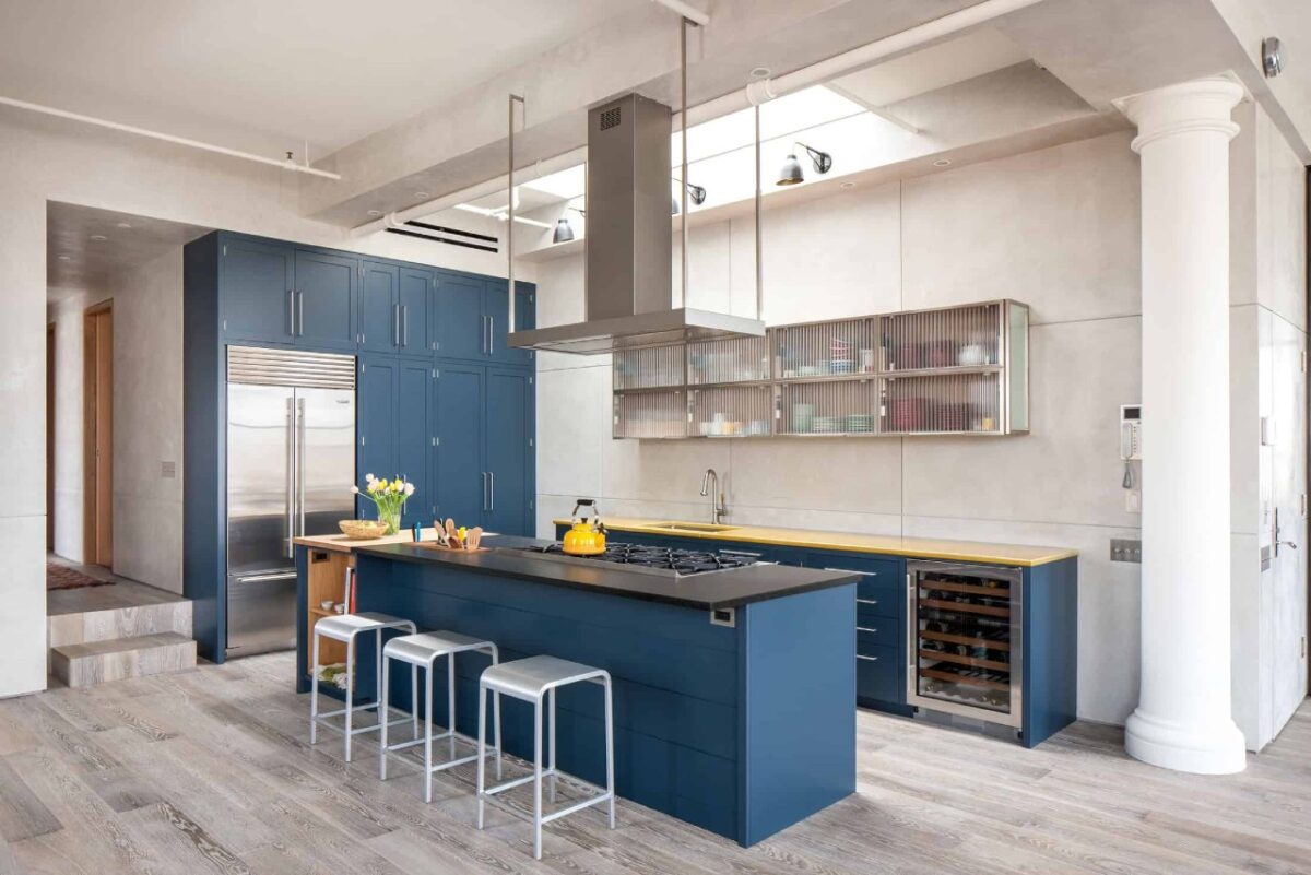 cucina blu denim e cromato