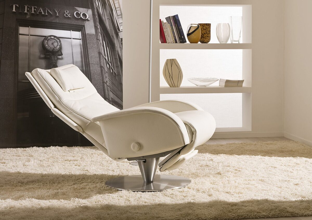 Contemporary armchair / leather / with headrest / reclining