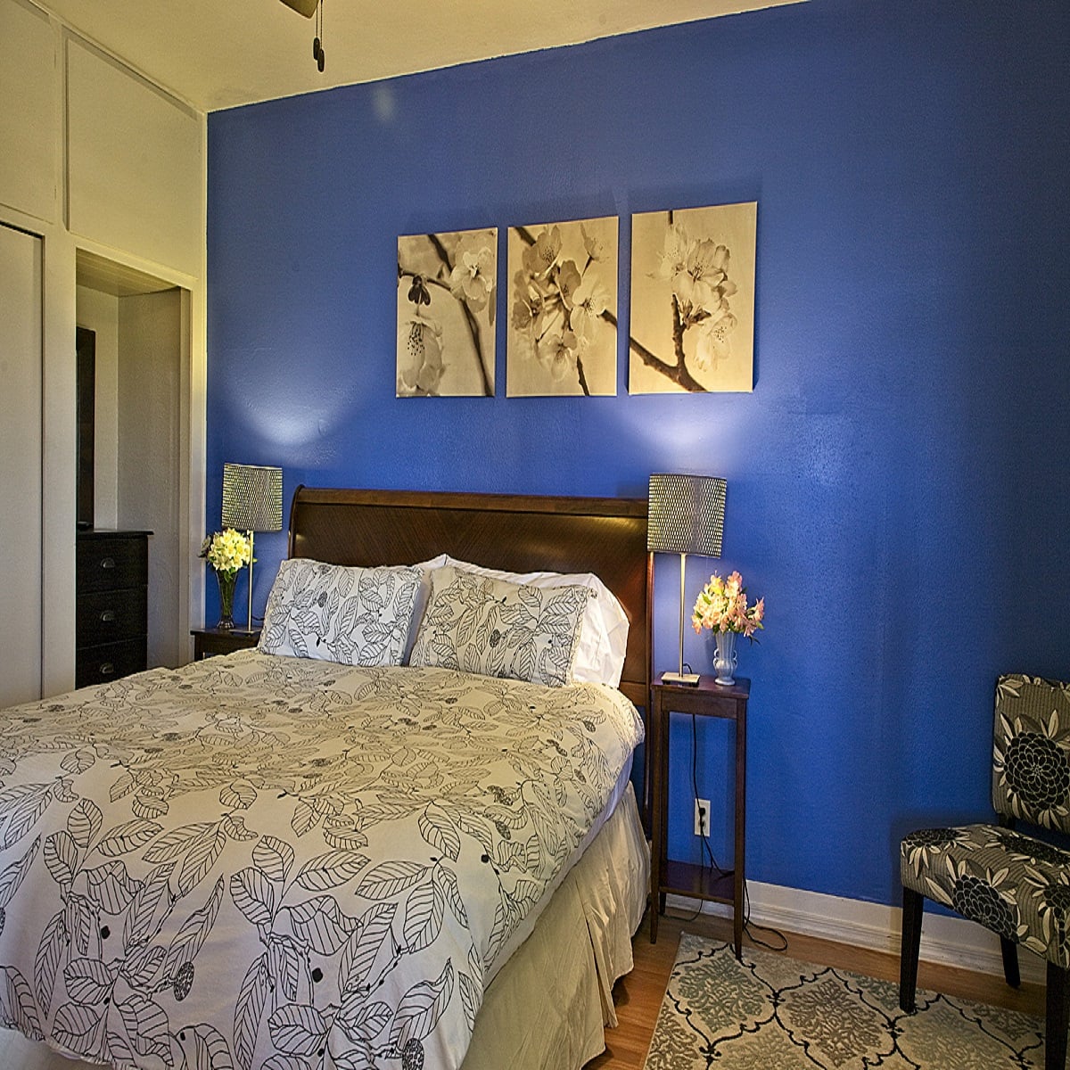 Galleria foto 'Camera da letto pareti color cobalto: 10 idee e foto' - foto 7