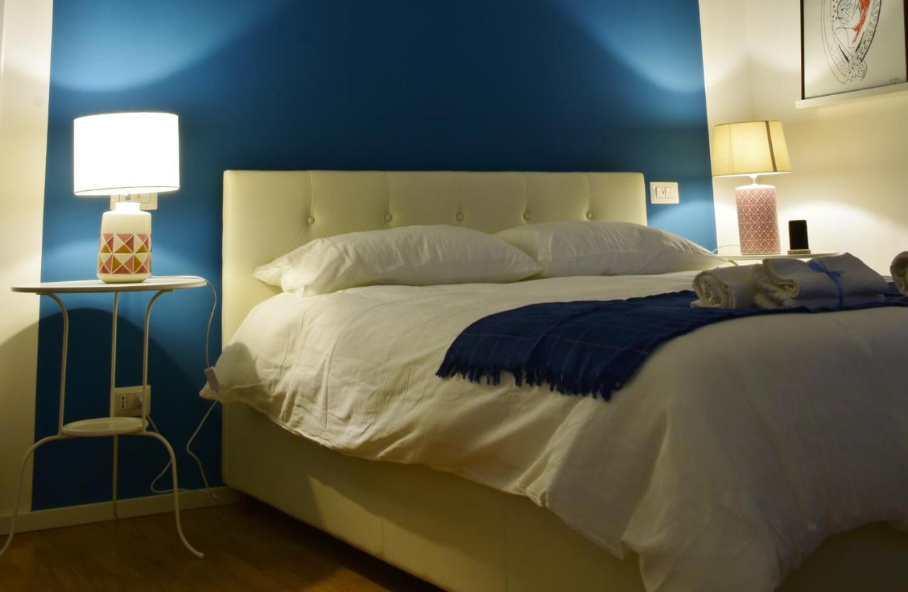 Camera da letto pareti color zaffiro