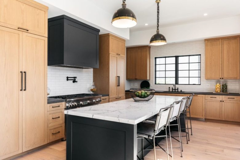 cucina-moderna-legno-chiaro-nero