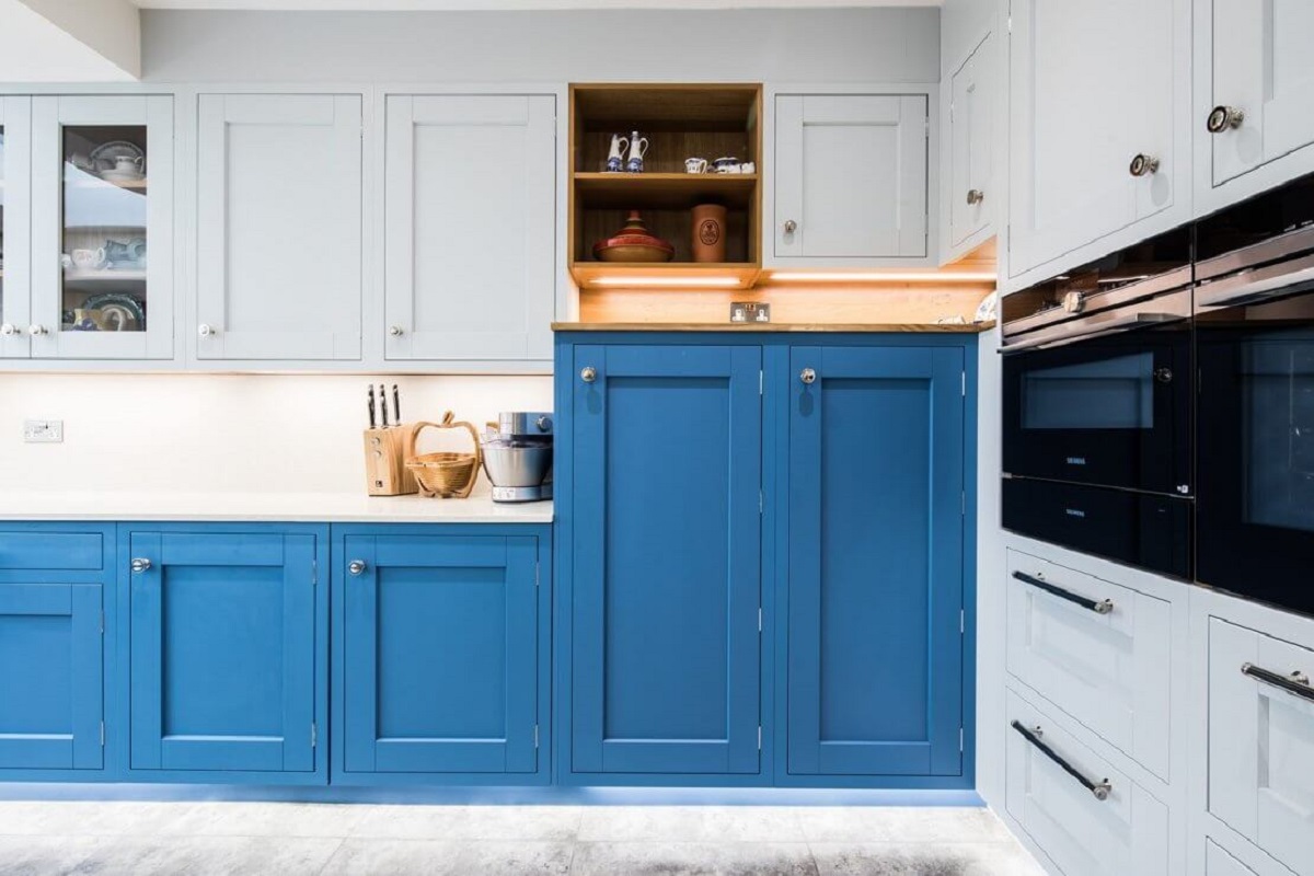 arredare la cucina con il bluette dipingere ante