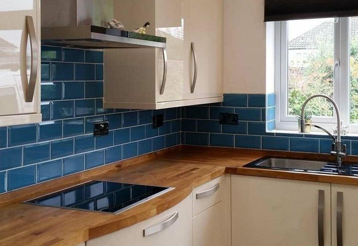 arredare la cucina con il bluette piastrelle muro