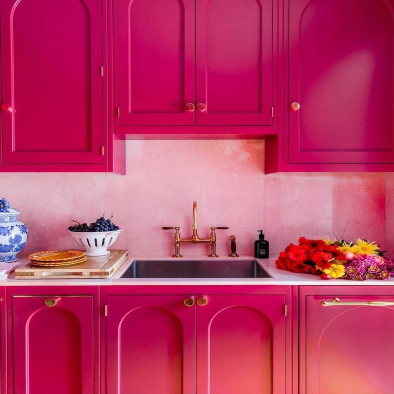 Cucina pareti color lampone: 10 idee e foto