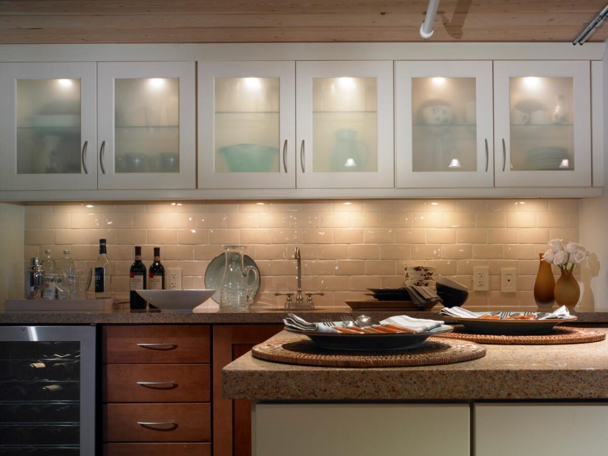 Come illuminare una cucina piccola: 10 idee e foto