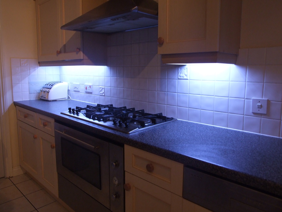 Come illuminare una cucina piccola: 10 idee e foto