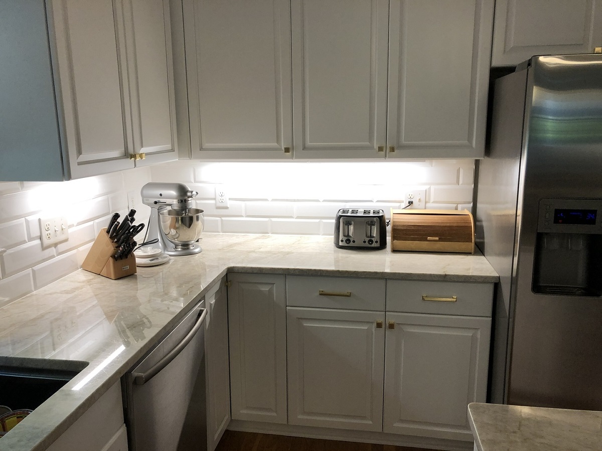 Come illuminare una cucina piccola: 10 idee e foto