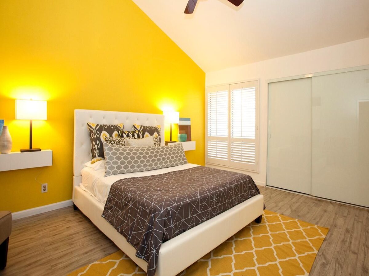 Camera da letto pareti color giallo curry: 10 idee e foto