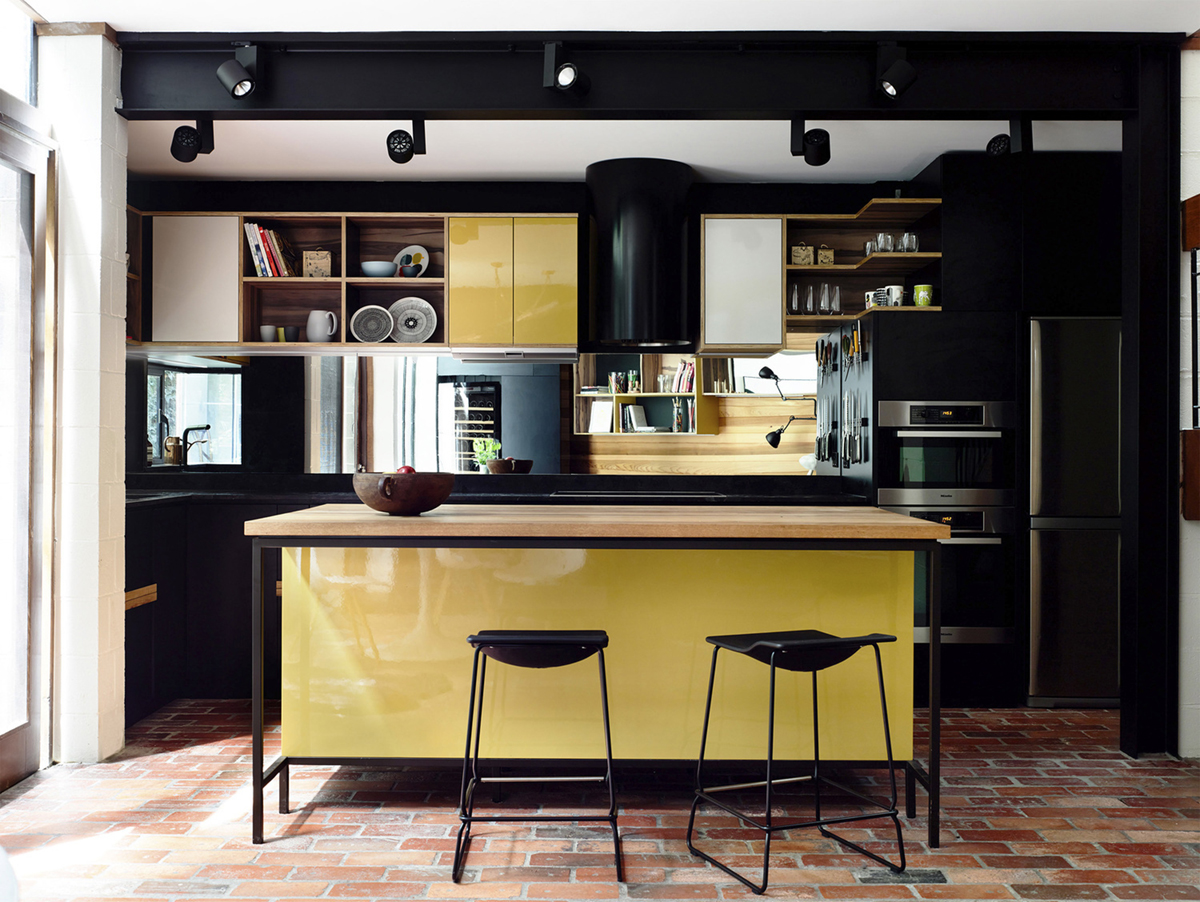 cucina gialla e pavimenti in cotto 
