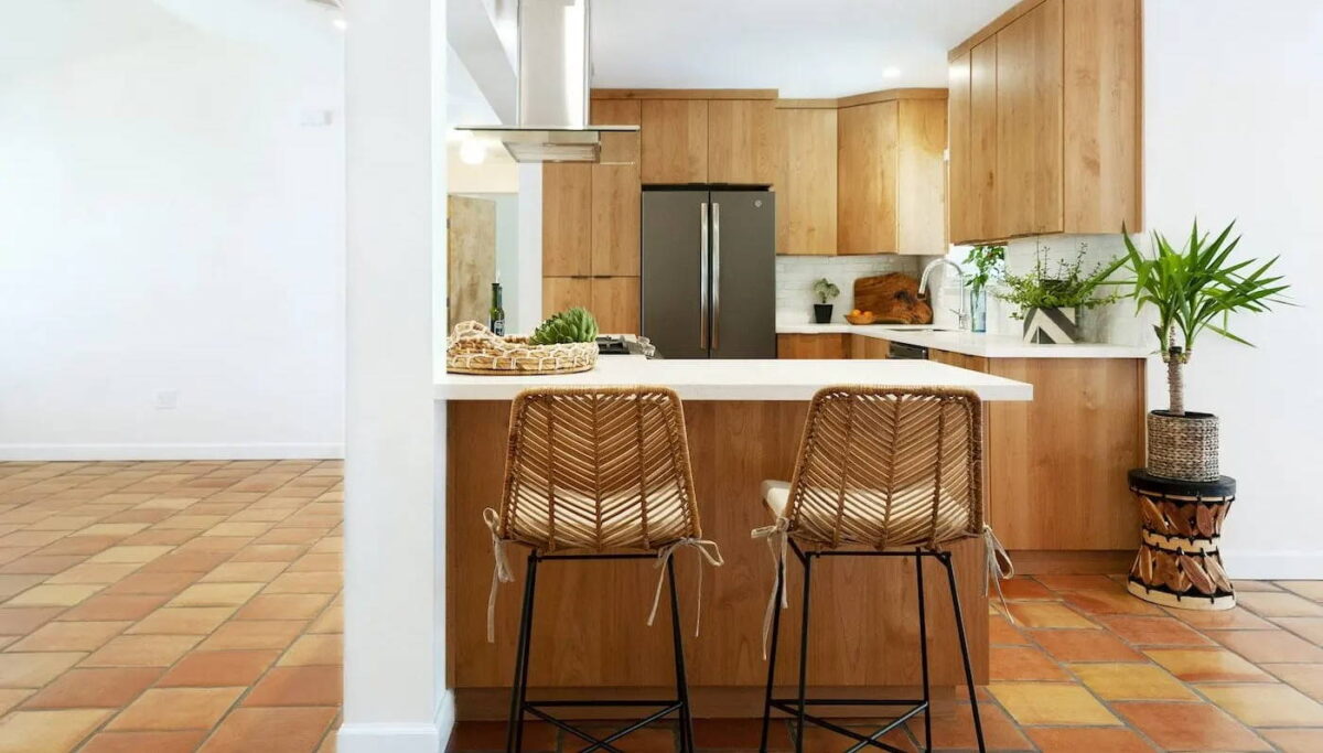 cucina in legno e pavimento in cotto abbinamento