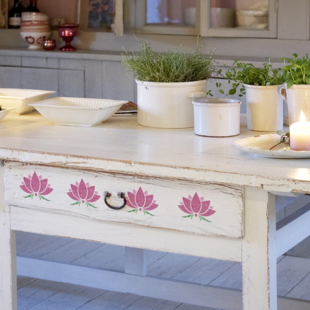 stencil sui cassetti della cucina con fiori o altri decori 