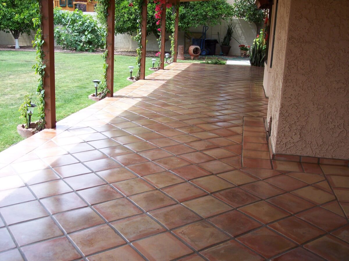 Pulire pavimenti esterni in primavera: 5 modi efficaci