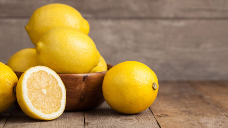 Come usare il limone per pulire casa: trucchi e consigli