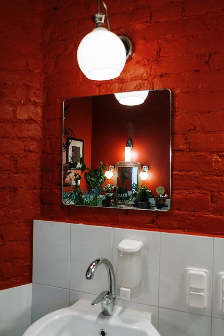 Bagno pareti color cremisi: 10 idee e foto