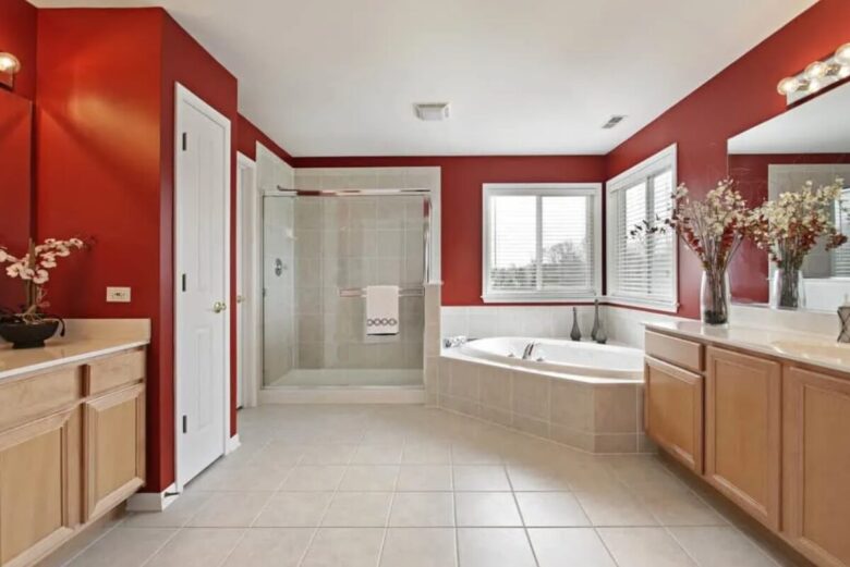 Bagno pareti color cremisi: 10 idee e foto
