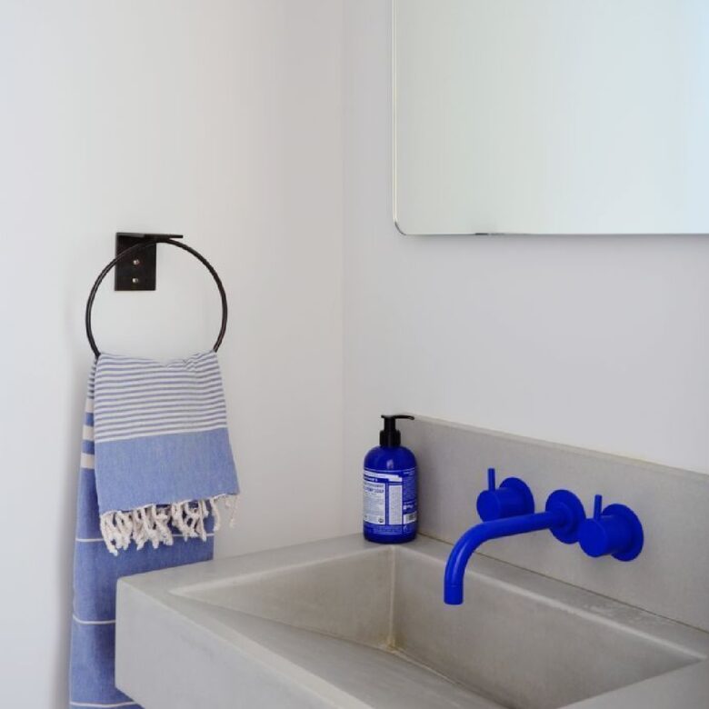 10 idee e foto di blu Klein per il bagno