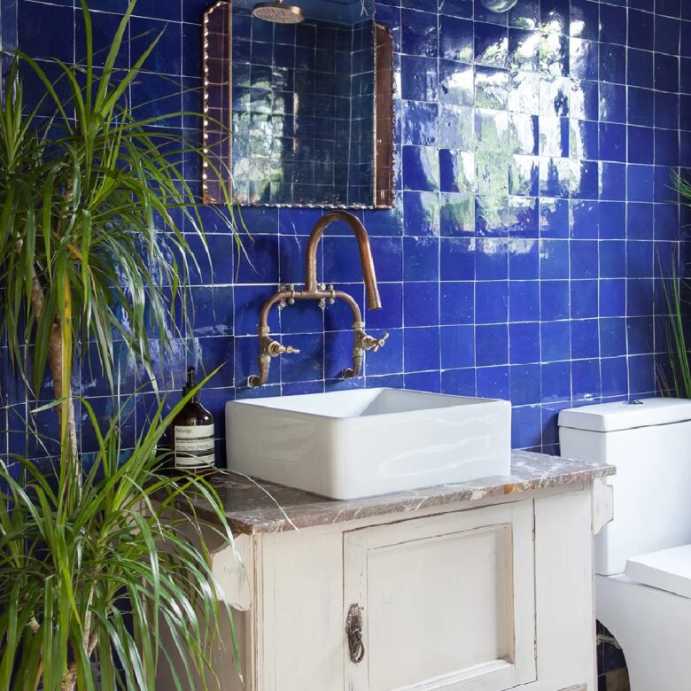10 idee e foto di blu Klein per il bagno