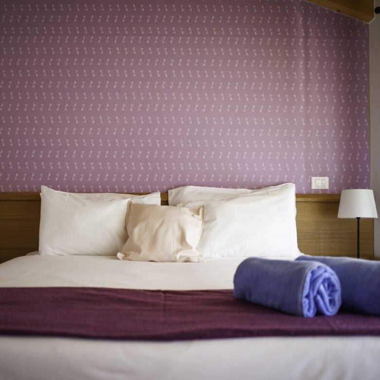 Parete camera da letto color cardo: 10 idee e foto