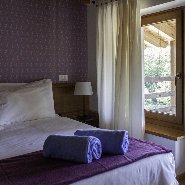 Parete camera da letto color cardo: 10 idee e foto