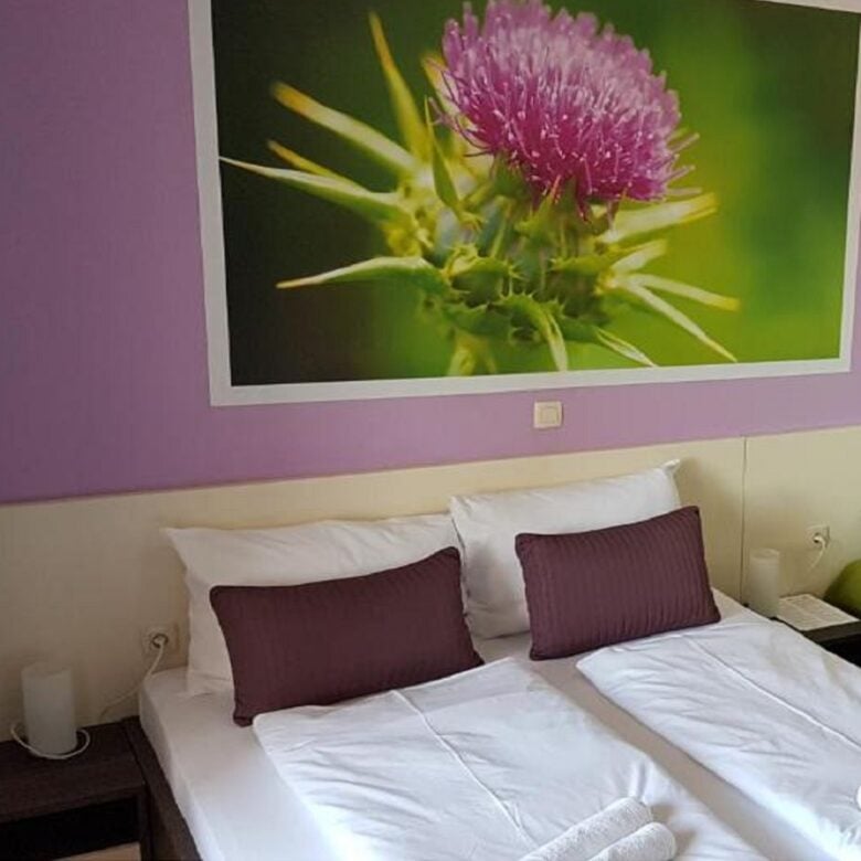 Parete camera da letto color cardo: 10 idee e foto