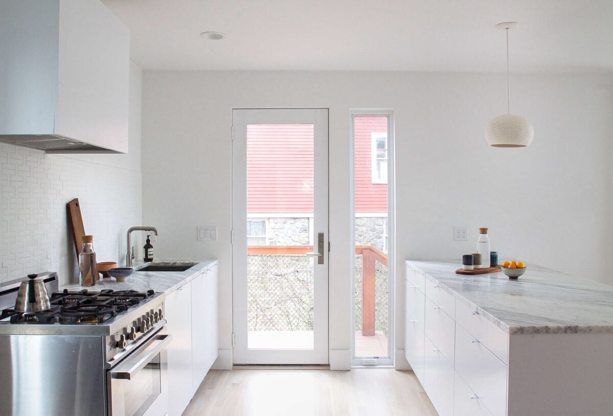 Pareti cucina color bianco perla: 5 idee e foto