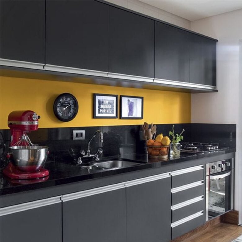 Pareti cucina color giallo segnale: 10 nuovissime idee e foto