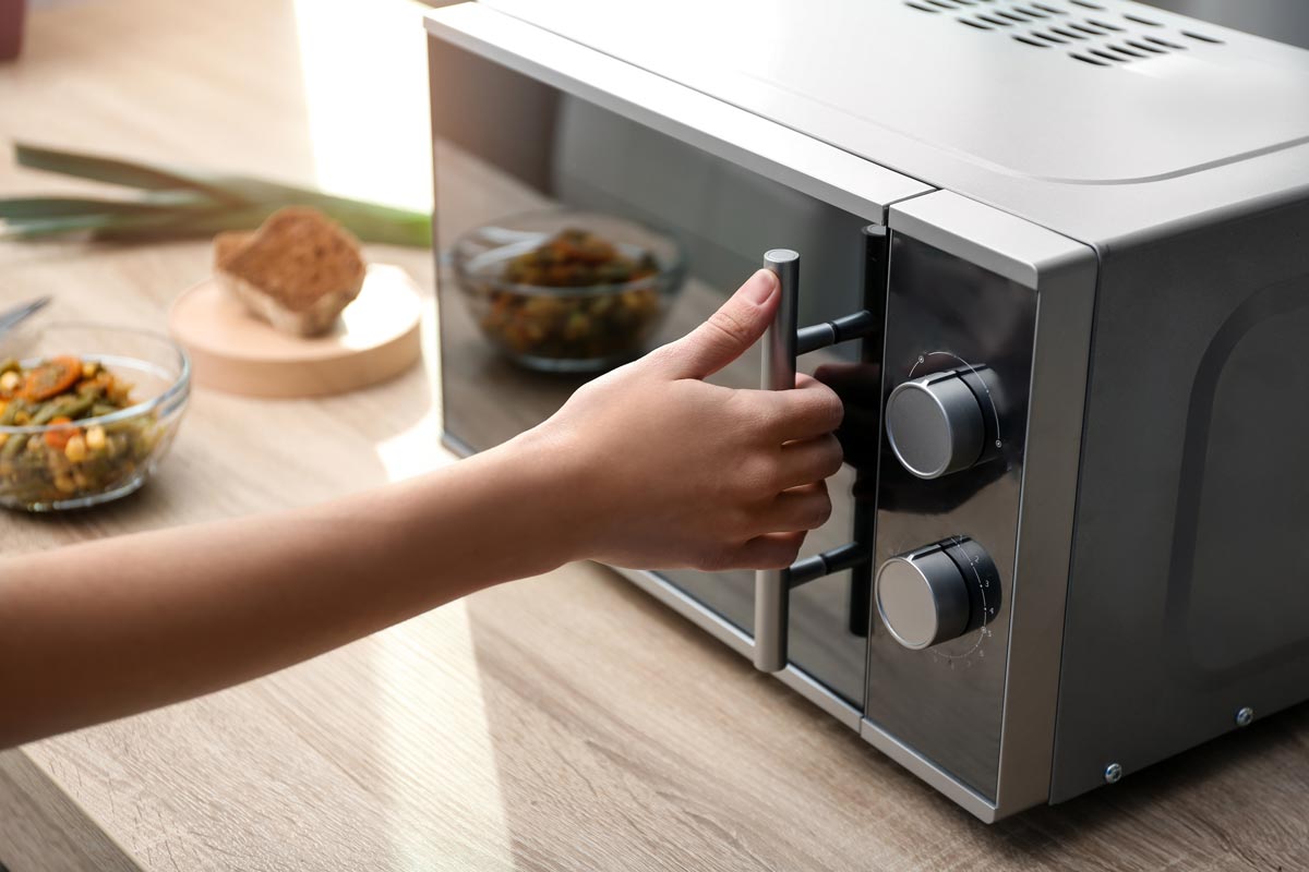 Forno a microonde, attenzione a non scaldare mai questi cibi. È pericolosissimo! Forno a microonde, attenzione a non scaldare mai questi cibi. È pericolosissimo!