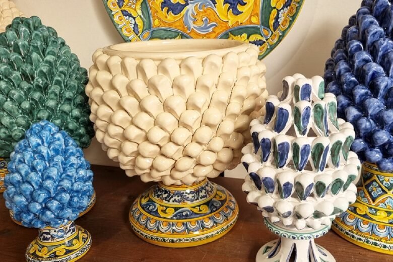 Trend 2023 Made in Italy: le pigne siciliane di Caltagirone conquistano tutti! Trend 2023 Made in Italy: le pigne siciliane di Caltagirone conquistano tutti!
