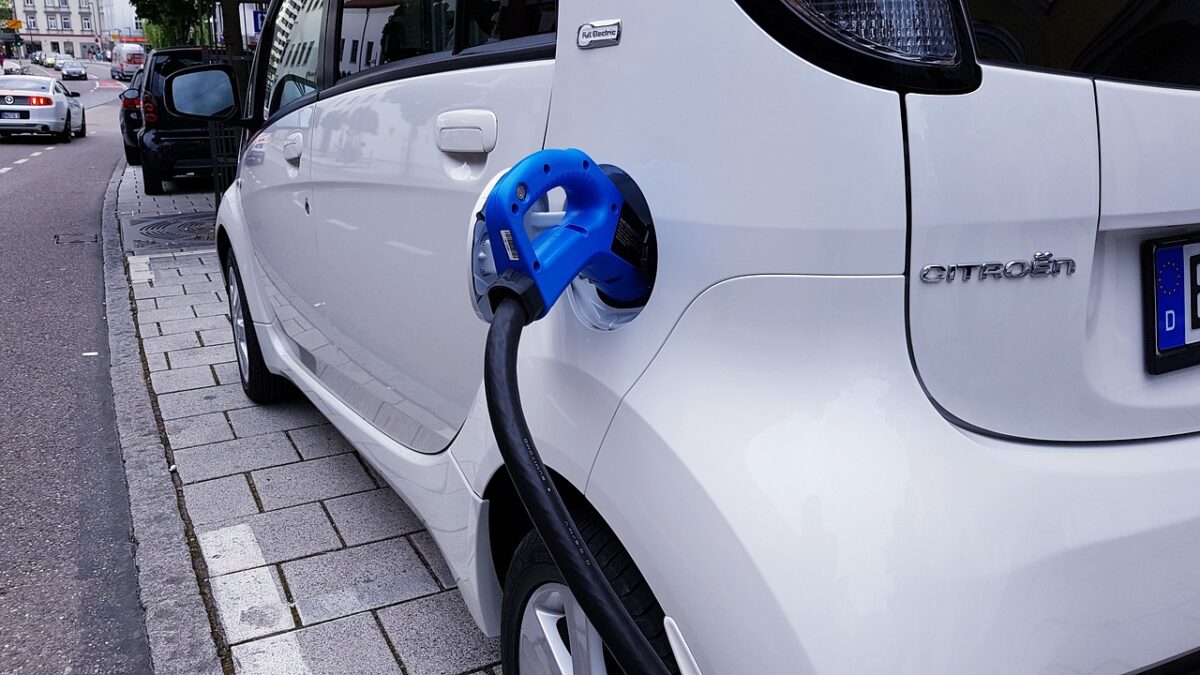 Risparmio e trasporti: boom di transazione alle auto elettriche Risparmio e trasporti: boom di transazione alle auto elettriche