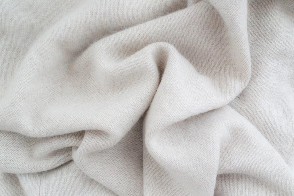 Problema freddo: i tessuti utili da avere in casa, dal letto al divano Problema freddo: i tessuti utili da avere in casa, dal letto al divano