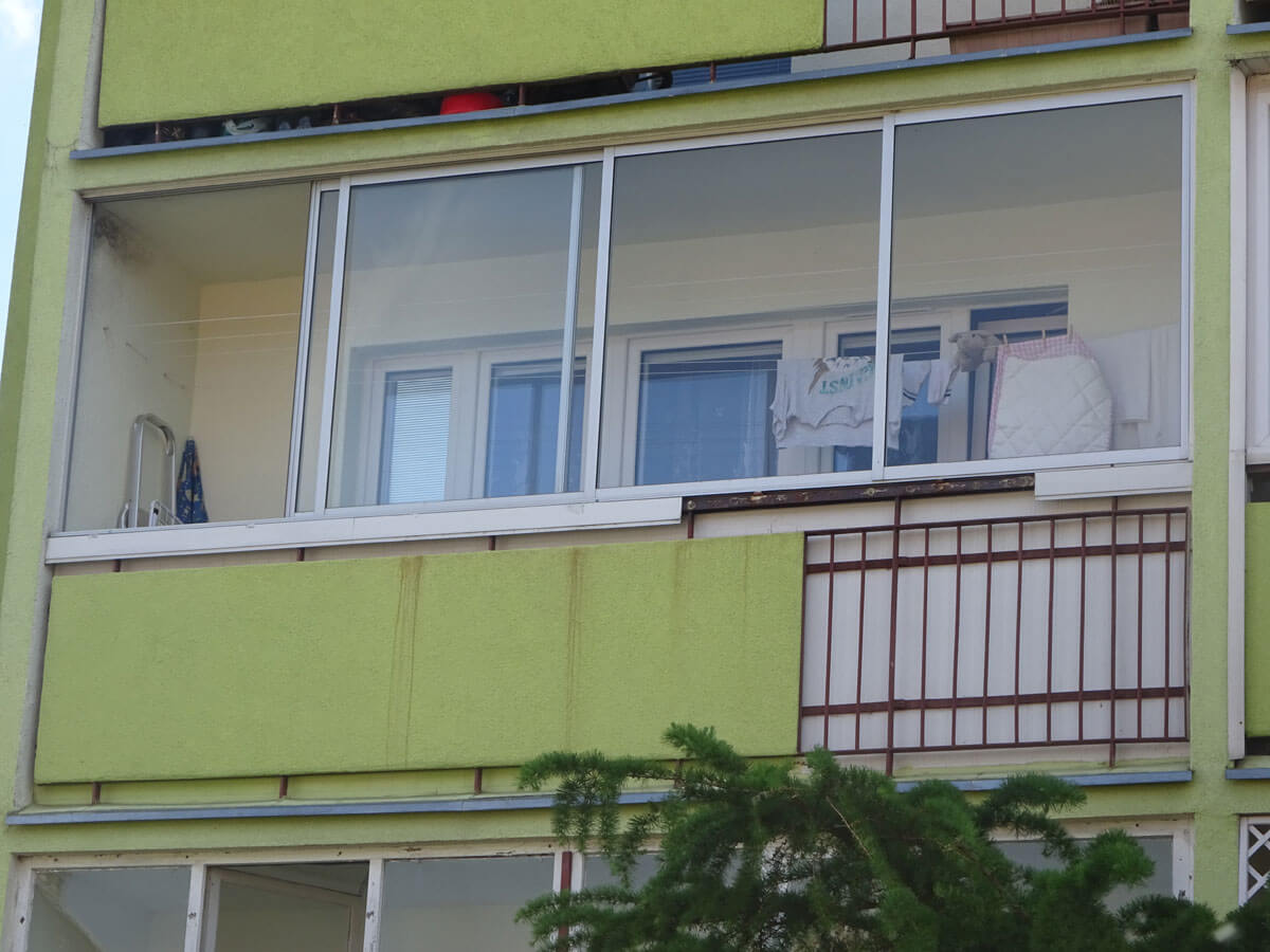 Vetrate scorrevoli sui balconi: addio obbligo di autorizzazione Vetrate scorrevoli sui balconi: addio obbligo di autorizzazione