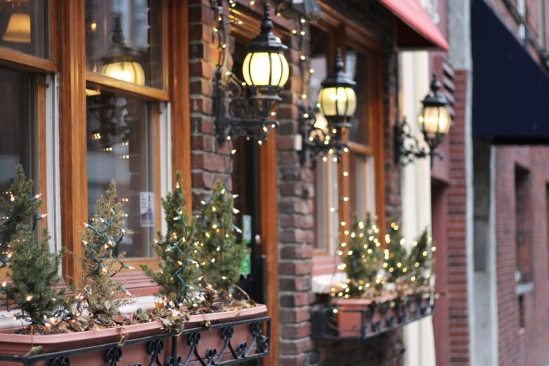 Luci di Natale: quanto consumano e come risparmiare sulla bolletta elettrica Luci di Natale: quanto consumano e come risparmiare sulla bolletta elettrica