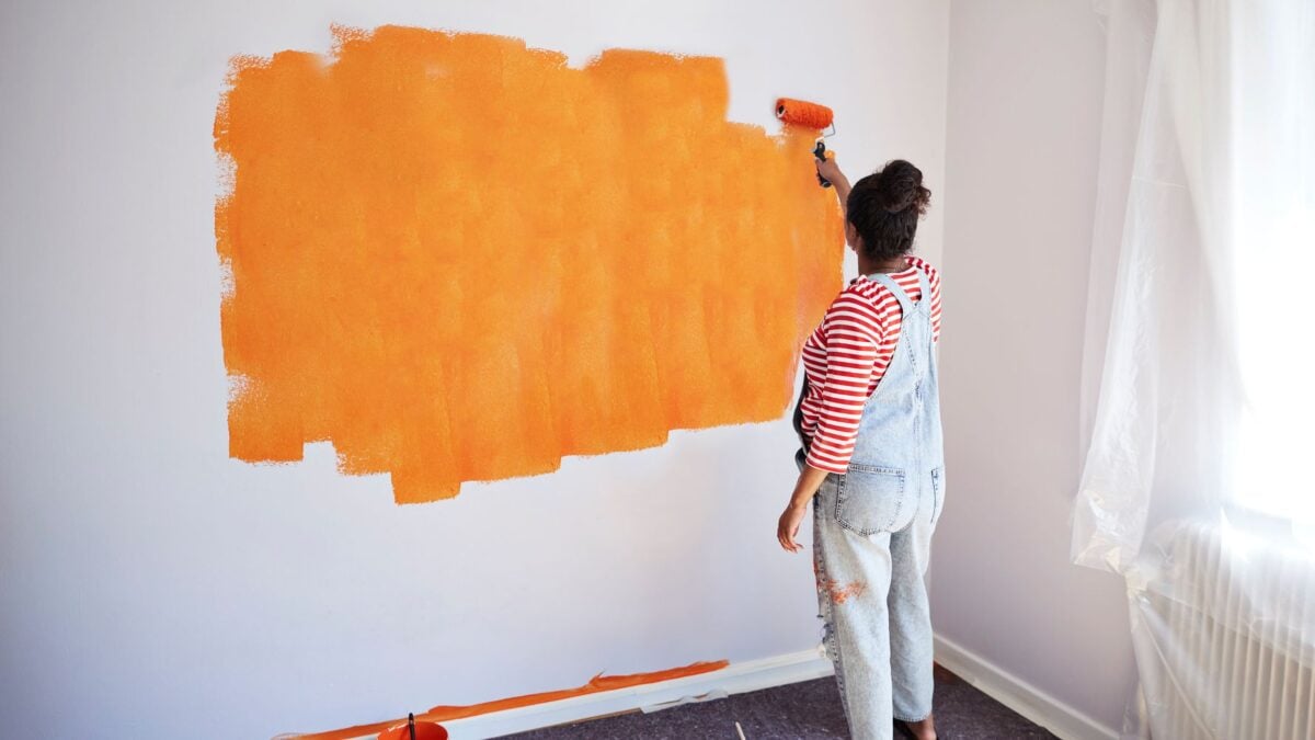 Dipingere pareti soggiorno: 5 regole utili, come funziona e vantaggi Dipingere pareti soggiorno: 5 regole utili, come funziona e vantaggi