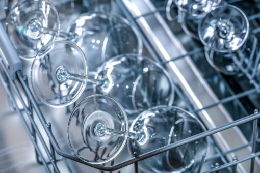 Consumare di meno con la lavastoviglie è possibile e 100% ecosostenibile