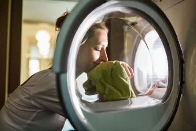 La lavatrice puzza? Ecco 4 motivi per cui succede e come rimediare