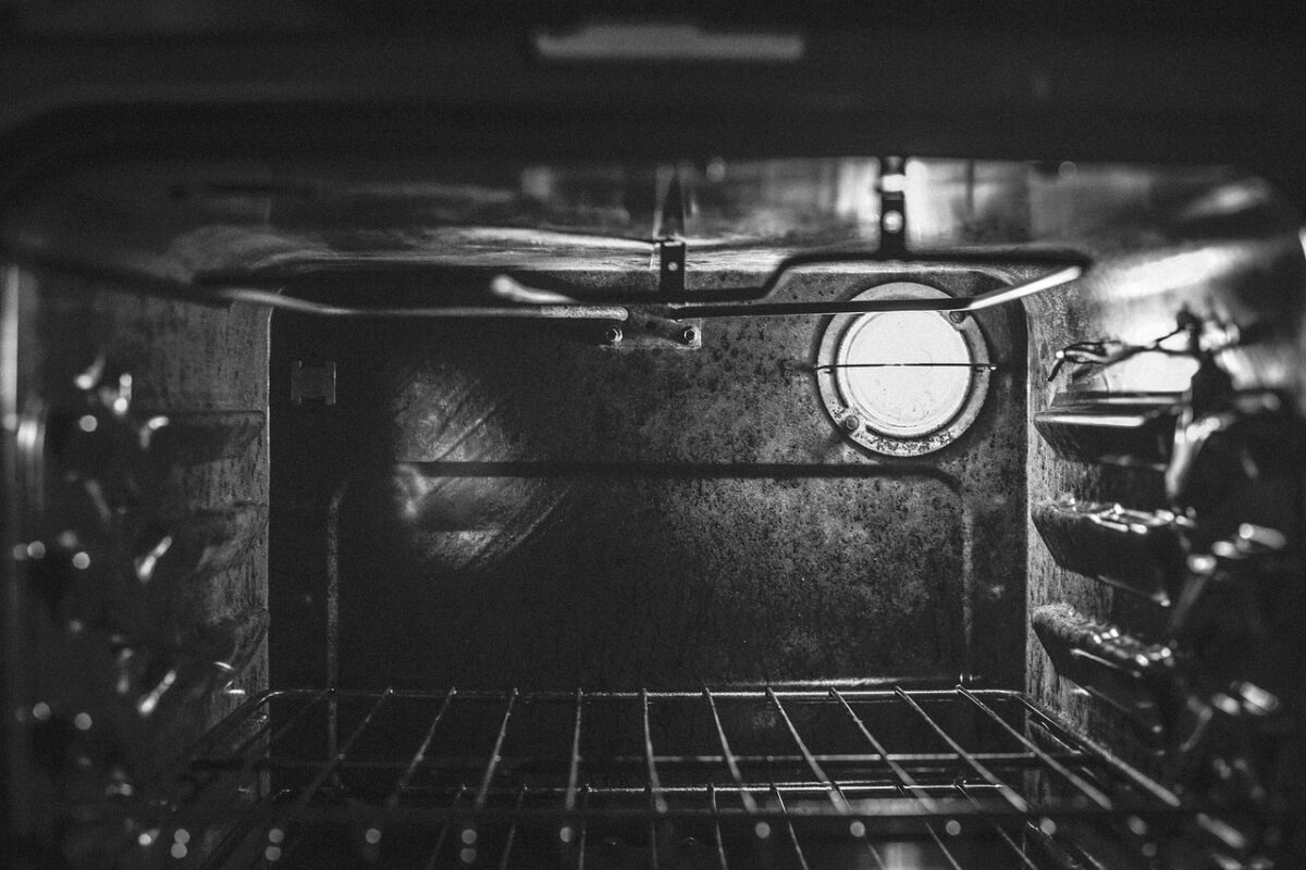 Pulire la griglia del forno: svelato il trucco per renderla brillante