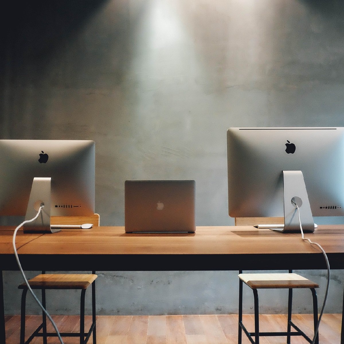 Postazione lavoro con 2 pc fissi e un portatile Postazione lavoro con 2 pc fissi e un portatile
