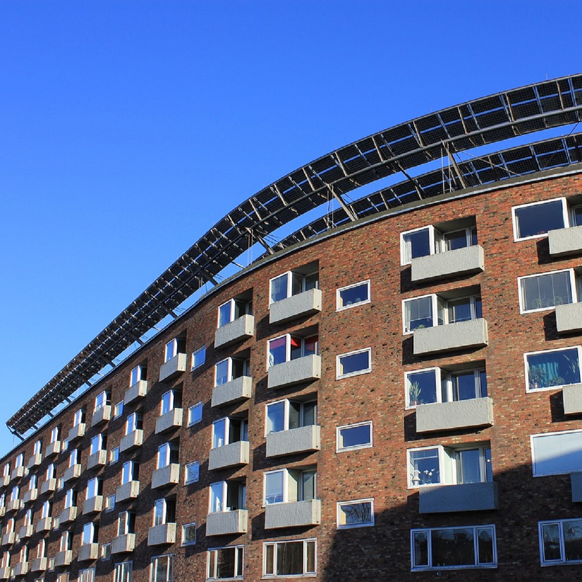 complesso condominiale con pannelli fotovoltaici complesso condominiale con pannelli fotovoltaici