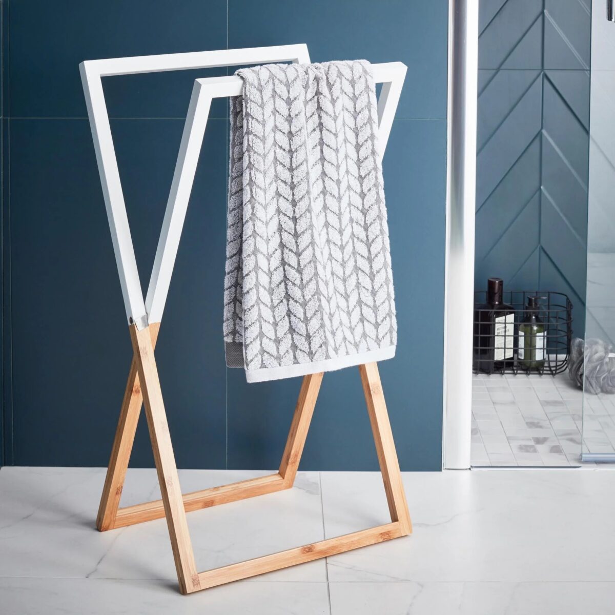 Piantana porta asciugamani in bambù opaco marrone - bianco Piantana porta asciugamani in bambù opaco marrone - bianco