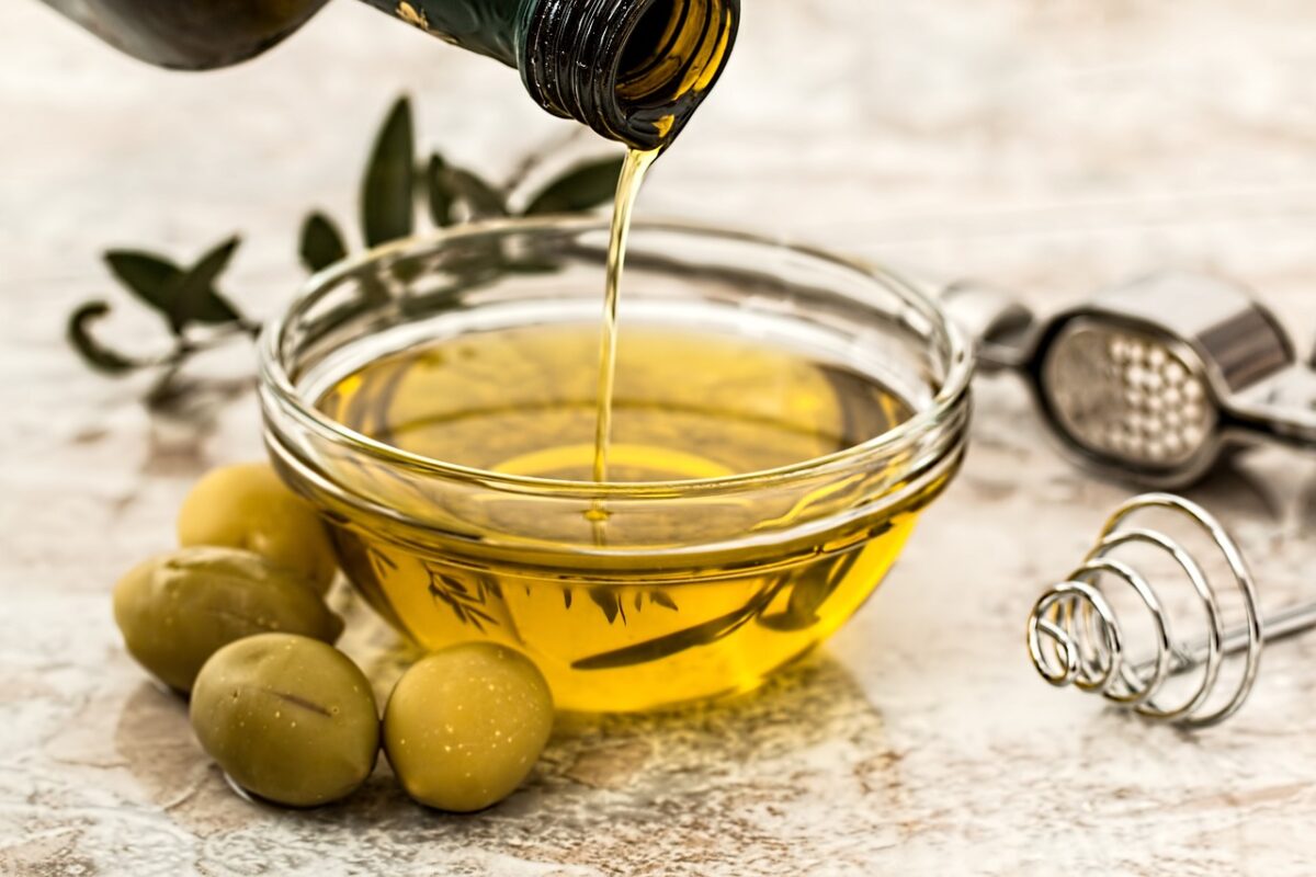 Macchie di olio: il trucco per eliminarle dai vestiti