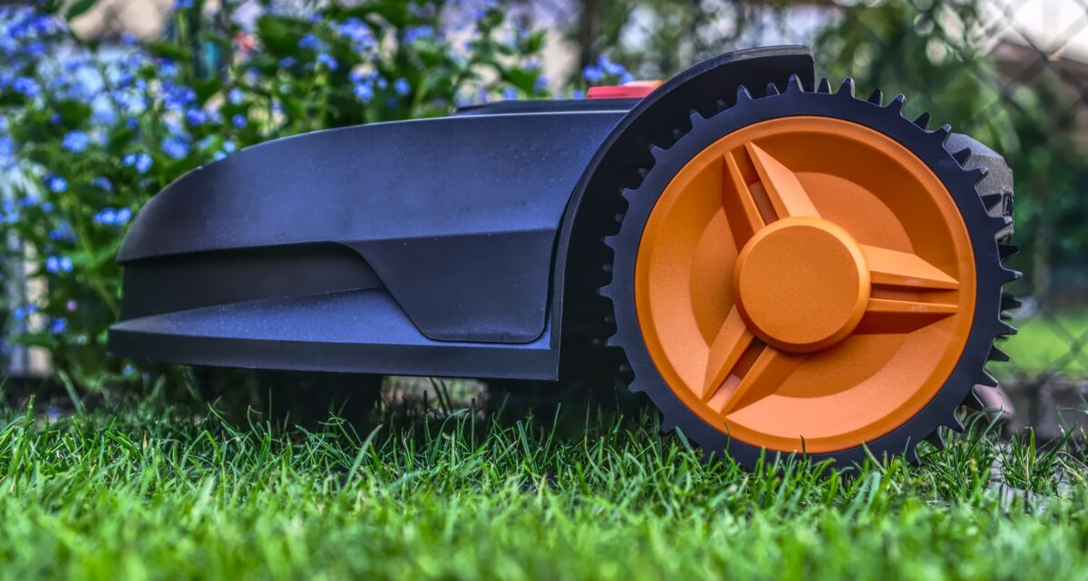 Robot tagliaerba, una novità della domotica in giardino Robot tagliaerba, una novità della domotica in giardino