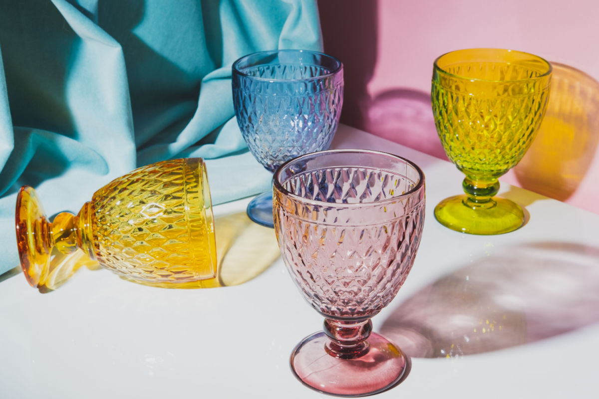 Colora la tua casa con il vetro colorato: il trend del momento