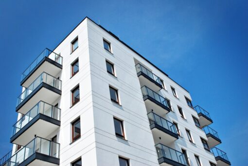 Terrazzo condominiale: si possono stendere i panni o esiste un divieto?