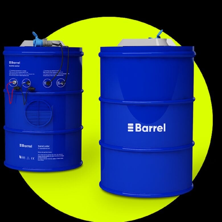 Barrel: kit solari con accumulo dentro ai barili di petrolio per una energia sostenibile Barrel: kit solari con accumulo dentro ai barili di petrolio per una energia sostenibile