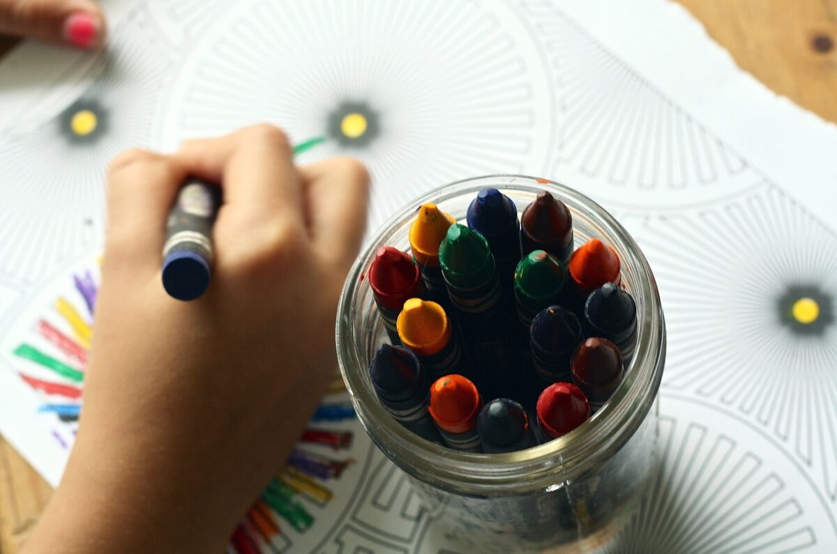bambino che colora bambino che colora