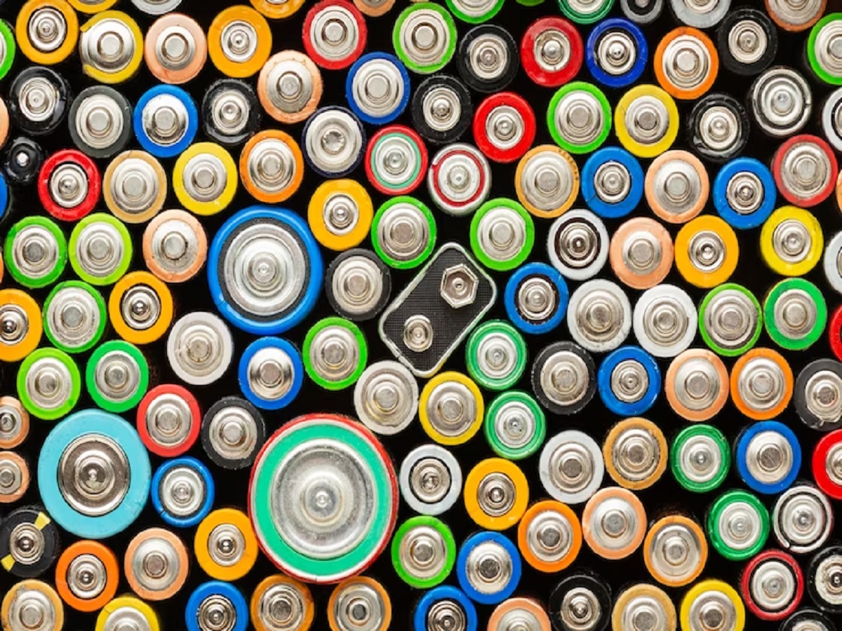 Batterie alle lacrime: l’innovazione sostenibile che parte dalle lenti a contatto intelligenti Batterie alle lacrime: l’innovazione sostenibile che parte dalle lenti a contatto intelligenti