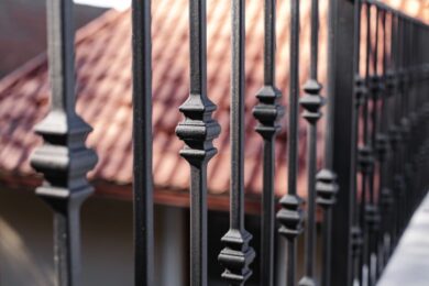 Sostituzione delle ringhiere in condominio, chi decide e chi paga?